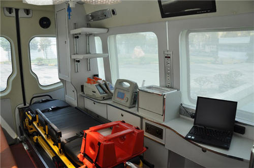 新县救护车内部